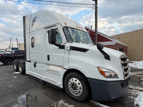 2022 FREIGHTLINER Cascadia Tandem Axle Sleeper