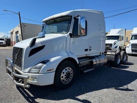 2020 VOLVO 64TVNR640 Tandem Axle Sleeper