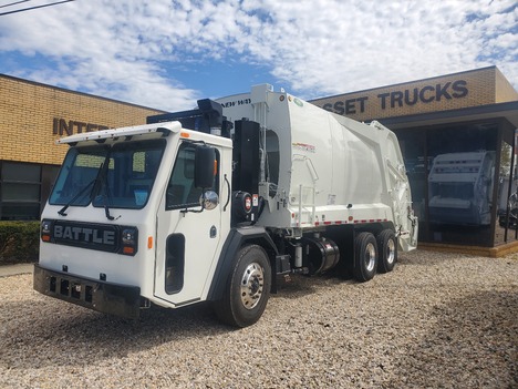 NEW BATTLE MOTORS LNT GARBAGE TRUCK #1052-1 NEW BATTLE MOTORS LNT GARBAGE TRUCK #1052-1