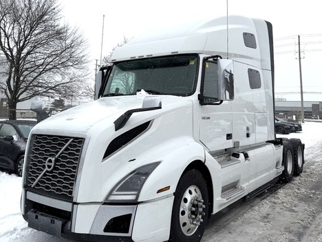 2023 VOLVO 760 Tandem Axle Sleeper #1402