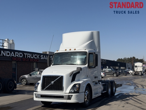 2017 VOLVO VNL 300 Tandem Axle Daycab #1427