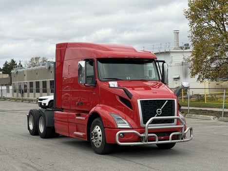 2022 VOLVO VNR 640 Tandem Axle Sleeper #1462