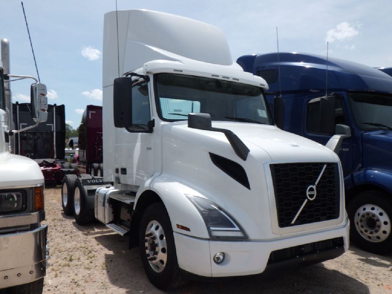 2021 VOLVO VNR300 Single Axle Sleeper #1 2021 VOLVO VNR300 Single Axle Sleeper #1