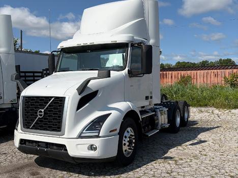 2021 VOLVO 300 Tandem Axle Daycab #1513