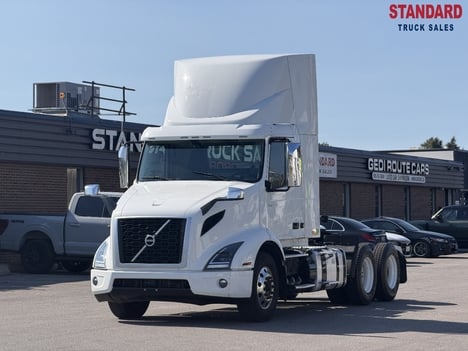 2022 VOLVO 300 Tandem Axle Daycab #1519 2022 VOLVO 300 Tandem Axle Daycab #1519