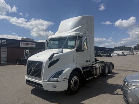 2022 VOLVO 300 Tandem Axle Daycab #1520