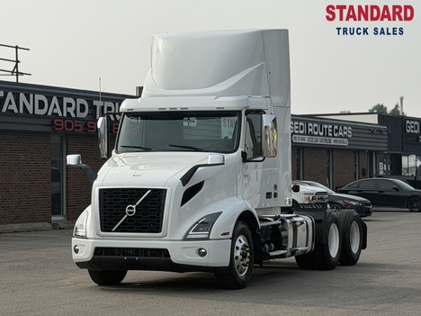 2022 VOLVO 300 Tandem Axle Daycab #1521