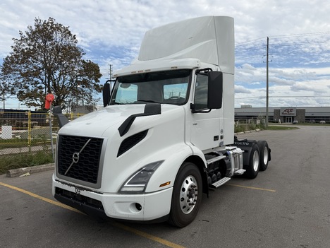 2021 VOLVO Day Cab Tandem Axle Daycab #1557