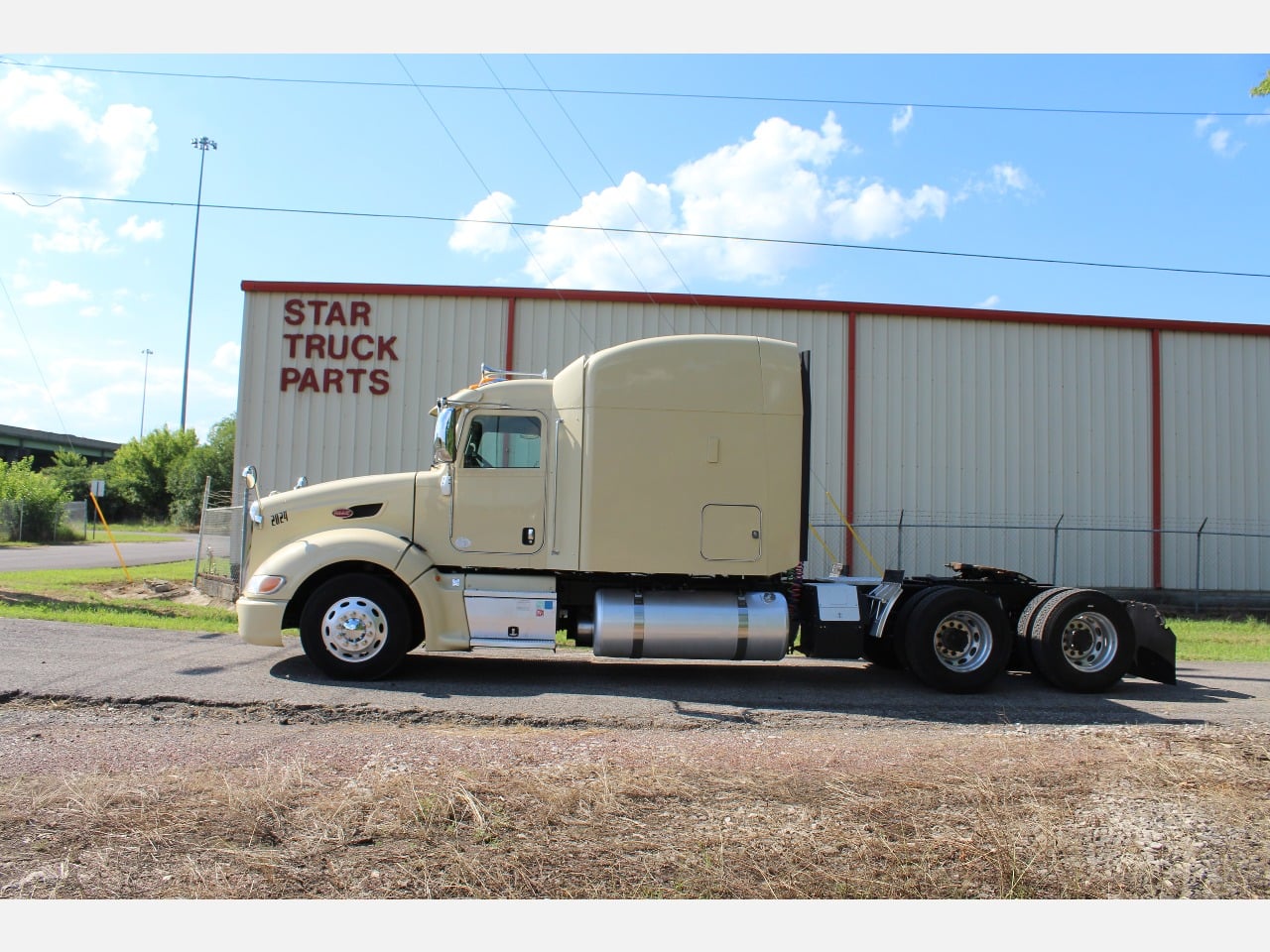 2012 PETERBILT 386 Tandem Axle Sleeper #1 2012 PETERBILT 386 Tandem Axle Sleeper #1
