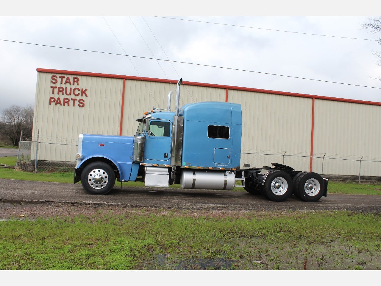 2010 PETERBILT 389 Tandem Axle Sleeper #1 2010 PETERBILT 389 Tandem Axle Sleeper #1