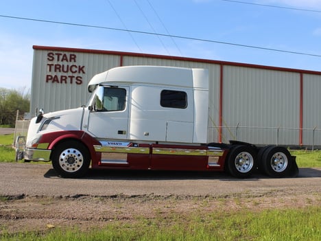 2013 VOLVO VNL Tandem Axle Sleeper #1140 2013 VOLVO VNL Tandem Axle Sleeper #1140