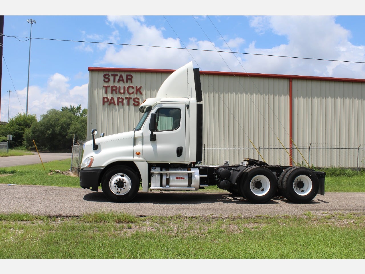 2013 FREIGHTLINER Cascadia CA125DC Tandem Axle Daycab #1 2013 FREIGHTLINER Cascadia CA125DC Tandem Axle Daycab #1