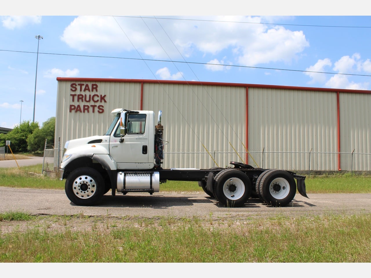 2006 INTERNATIONAL 7600 Tandem Axle Daycab #1 2006 INTERNATIONAL 7600 Tandem Axle Daycab #1