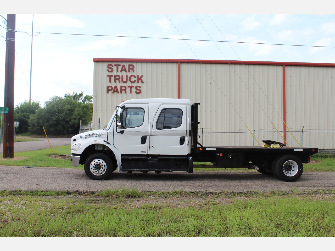 2011 FREIGHTLINER M2 Flatbed Truck #1 2011 FREIGHTLINER M2 Flatbed Truck #1