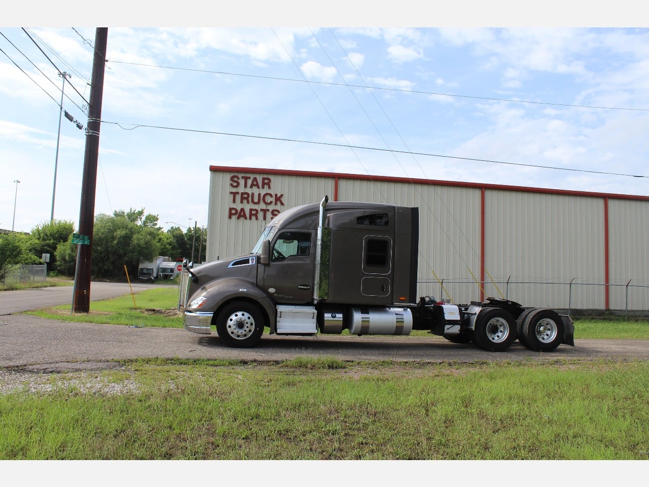 2017 KENWORTH T680 Tandem Axle Sleeper #1 2017 KENWORTH T680 Tandem Axle Sleeper #1
