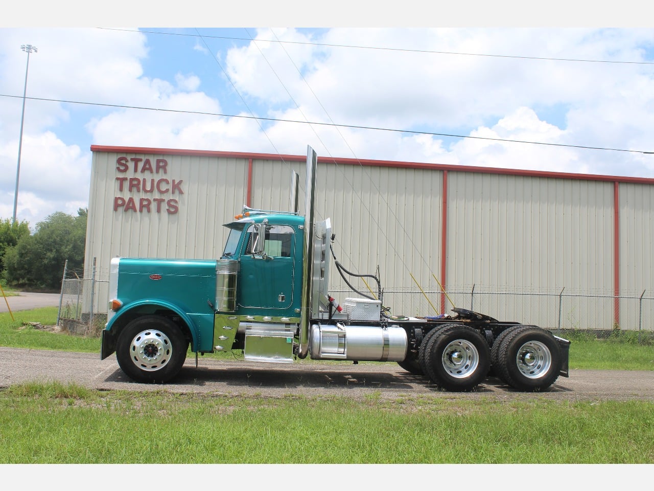 2005 PETERBILT 379 Tandem Axle Daycab #1 2005 PETERBILT 379 Tandem Axle Daycab #1