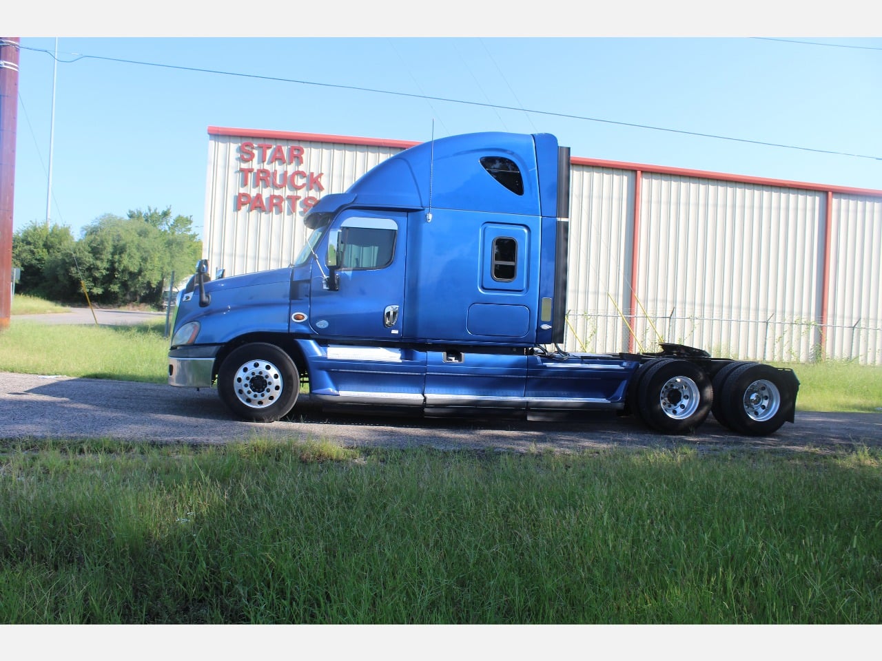 2013 FREIGHTLINER CASCADIA 125 Tandem Axle Sleeper #1 2013 FREIGHTLINER CASCADIA 125 Tandem Axle Sleeper #1