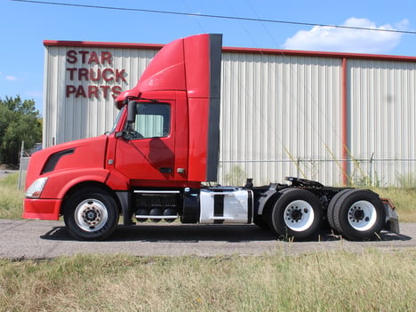 2015 VOLVO VNL Tandem Axle Daycab #1237 2015 VOLVO VNL Tandem Axle Daycab #1237