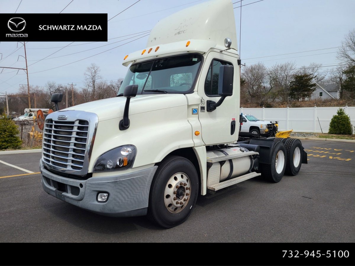 USED 2015 FREIGHTLINER CASCADIA 125 DAYCAB TRUCK #687