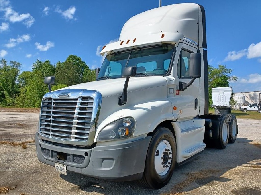 USED 2015 FREIGHTLINER CASCADIA 125 TANDEM AXLE DAYCAB TRUCK #1232