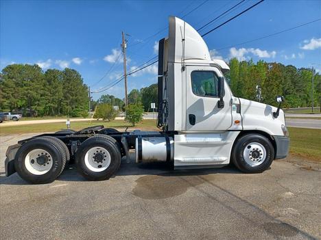 USED 2015 FREIGHTLINER CASCADIA 125 TANDEM AXLE DAYCAB TRUCK #1232-4