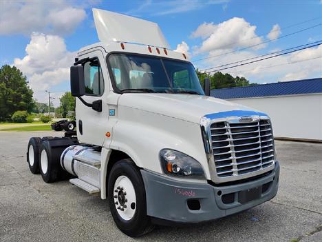 2016 FREIGHTLINER Cascadia 125 Tandem Axle Daycab