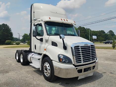 2018 FREIGHTLINER Cascadia 113 Tandem Axle Daycab