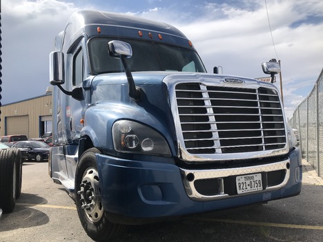 USED 2015 FREIGHTLINER CASCADIA SLEEPER TRUCK #10905-1