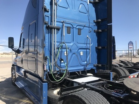 USED 2015 FREIGHTLINER CASCADIA SLEEPER TRUCK #10905-2