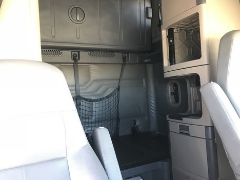 USED 2015 FREIGHTLINER CASCADIA SLEEPER TRUCK #10905-5
