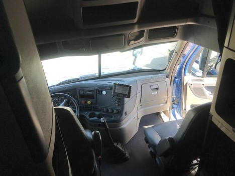 USED 2015 FREIGHTLINER CASCADIA SLEEPER TRUCK #10905-9