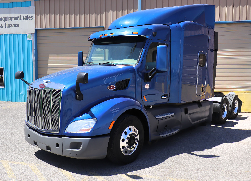 2017 PETERBILT 579 Sleeper #11366
