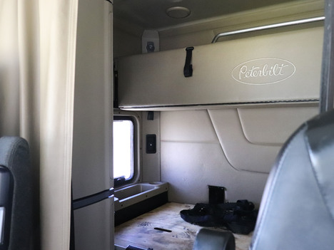 USED 2017 PETERBILT 579 SLEEPER TRUCK #11366-14