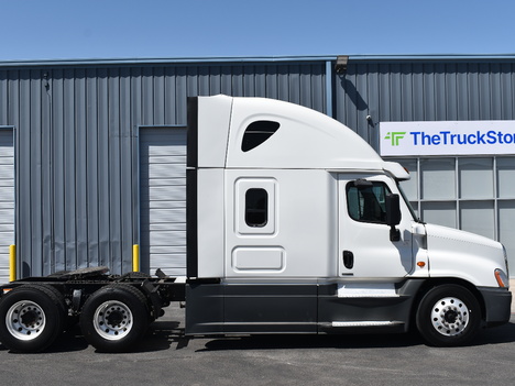 USED 2016 FREIGHTLINER CASCADIA SLEEPER TRUCK #11474-6