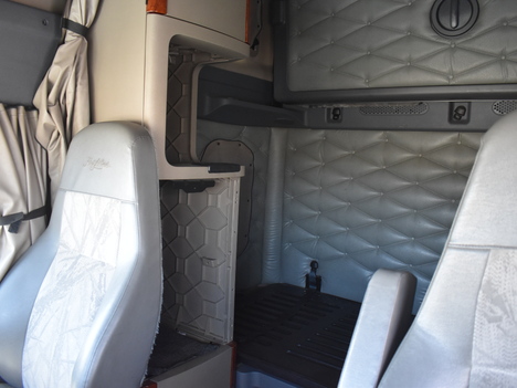 USED 2016 FREIGHTLINER CASCADIA SLEEPER TRUCK #11474-9