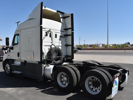 USED 2017 FREIGHTLINER CASCADIA SLEEPER TRUCK #11527-2