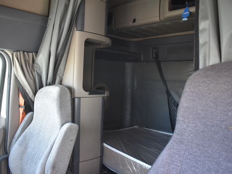 USED 2017 FREIGHTLINER CASCADIA SLEEPER TRUCK #11527-7