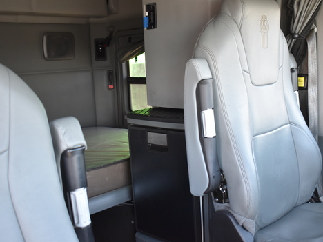 USED 2021 KENWORTH T680 SLEEPER TRUCK #11542-10