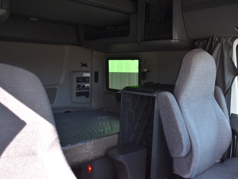 USED 2021 INTERNATIONAL LT625 SLEEPER TRUCK #11548-10