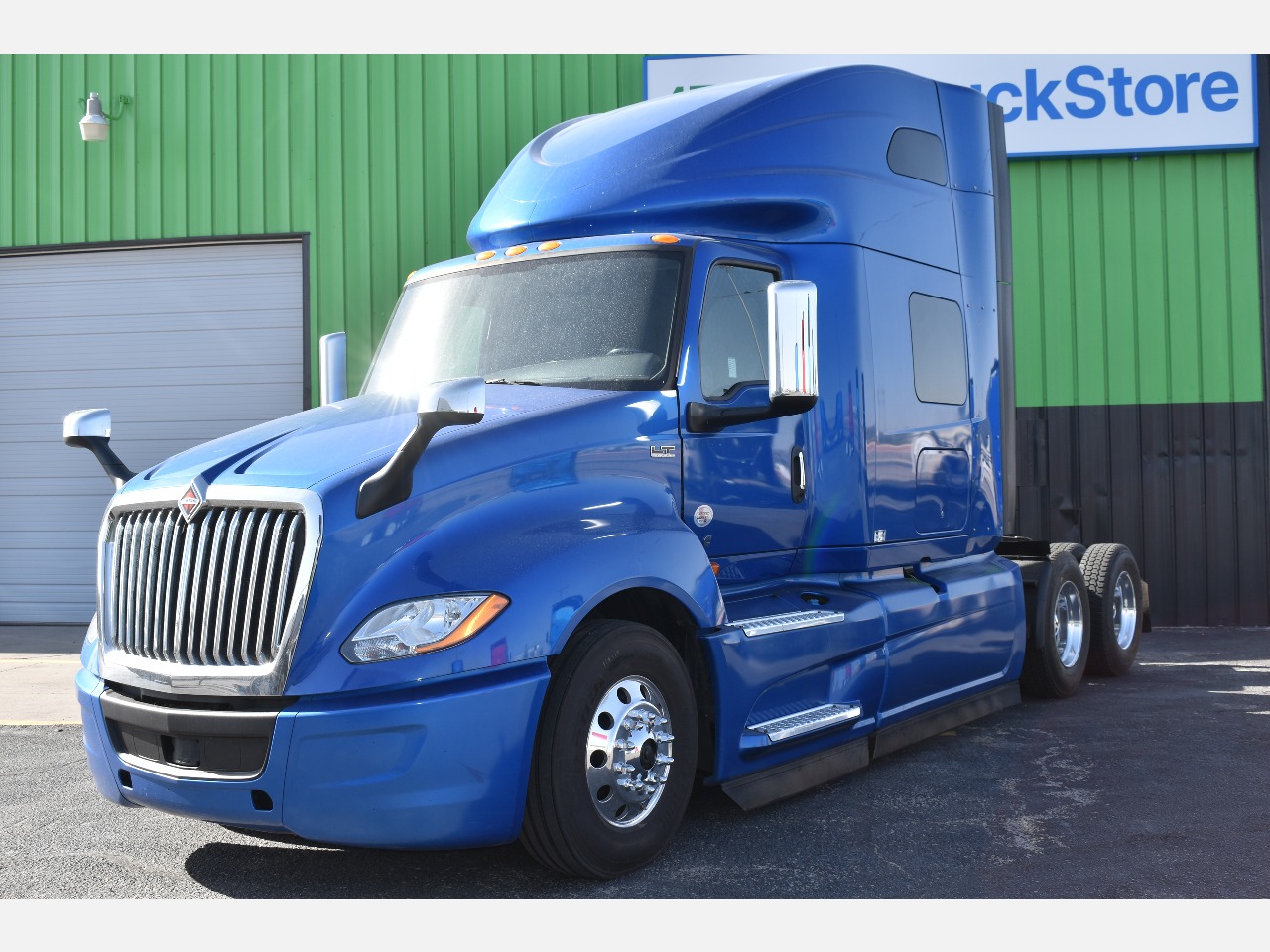 2022 INTERNATIONAL LT625 Sleeper #11555