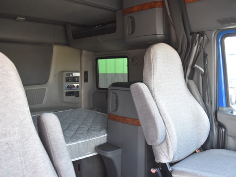 USED 2022 INTERNATIONAL LT625 SLEEPER TRUCK #11556-10