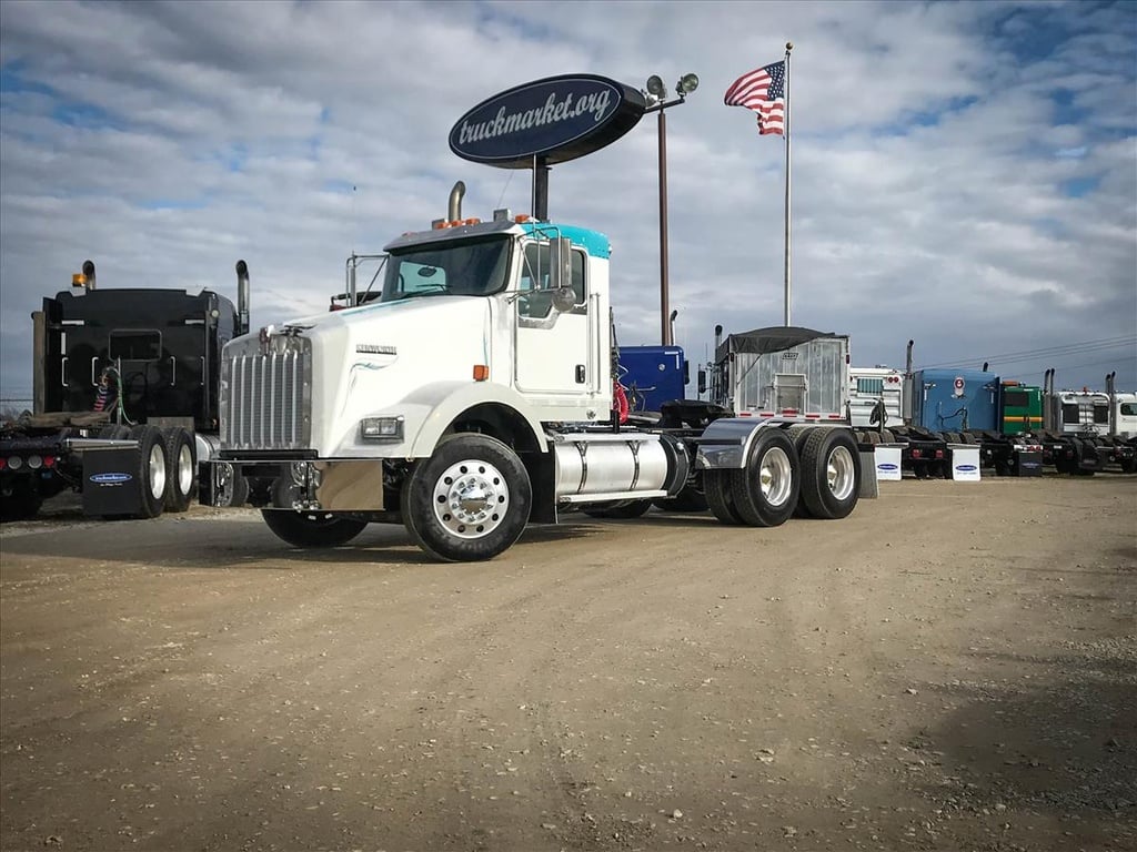 USED 2012 KENWORTH T800 TANDEM AXLE DAYCAB TRUCK #137830