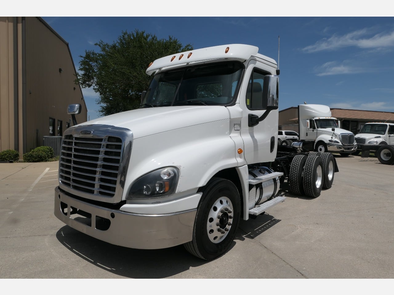 2019 FREIGHTLINER CASCADIA Tandem Axle Daycab #1 2019 FREIGHTLINER CASCADIA Tandem Axle Daycab #1