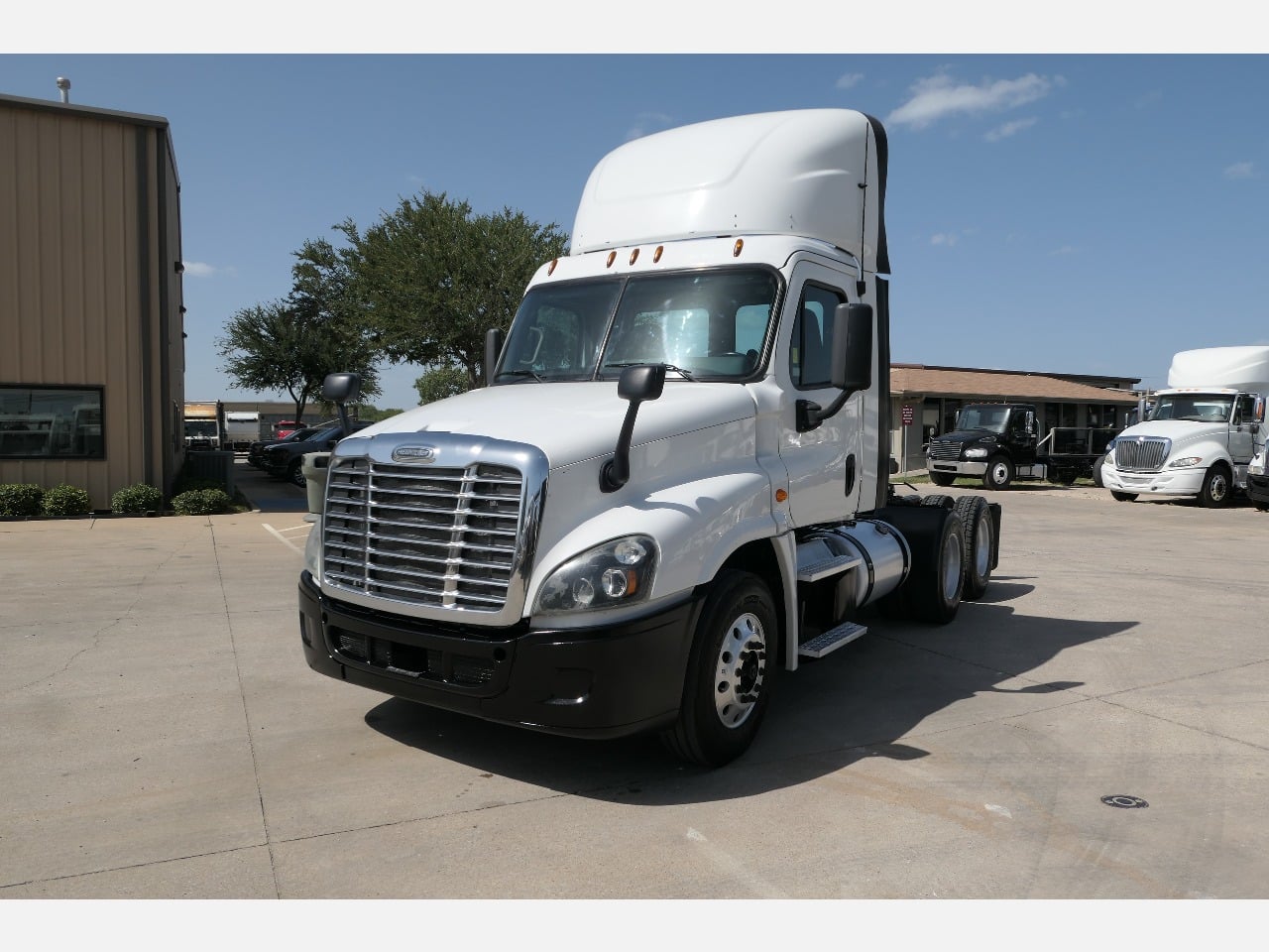 2016 FREIGHTLINER CASCADIA Tandem Axle Daycab #1 2016 FREIGHTLINER CASCADIA Tandem Axle Daycab #1