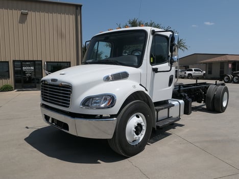 2015 FREIGHTLINER M2106 Reefer Truck #6473 2015 FREIGHTLINER M2106 Reefer Truck #6473