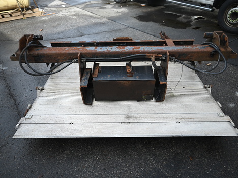 USED MAXON GPT25 2500LB TUCK AWAY LIFT GATE EQUIPMENT #13790-8