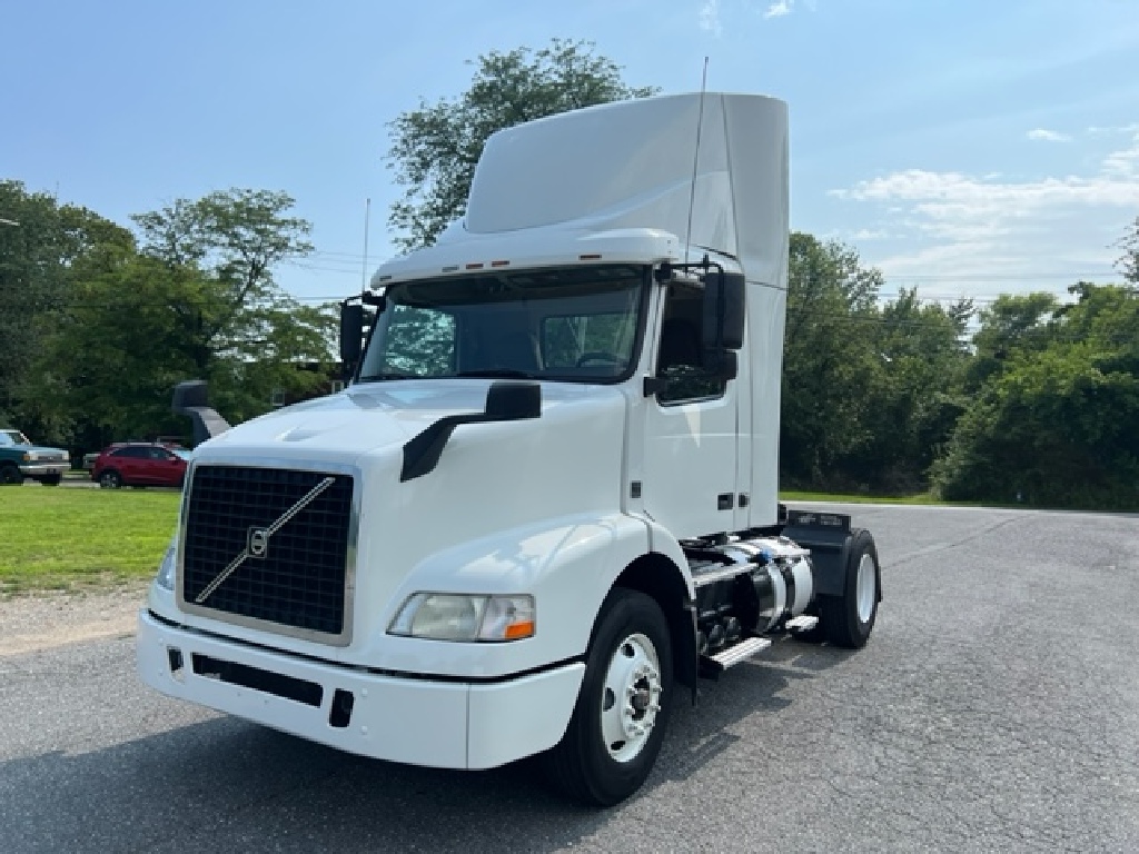 USED 2017 VOLVO VNM SINGLE AXLE DAYCAB TRUCK #6719