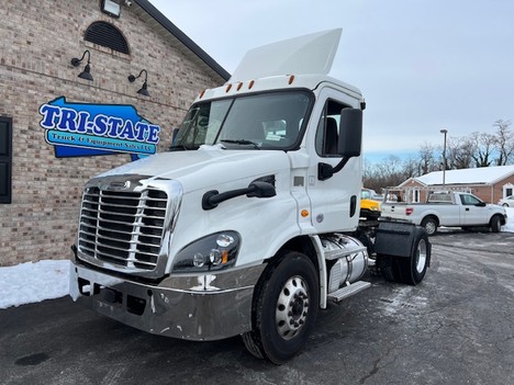 2019-freightliner-cascadia-113-single-axle-daycab #8658
