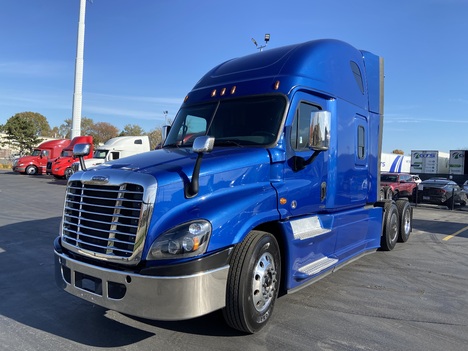 2018 FREIGHTLINER Cascadia CA125 Tandem Axle Sleeper