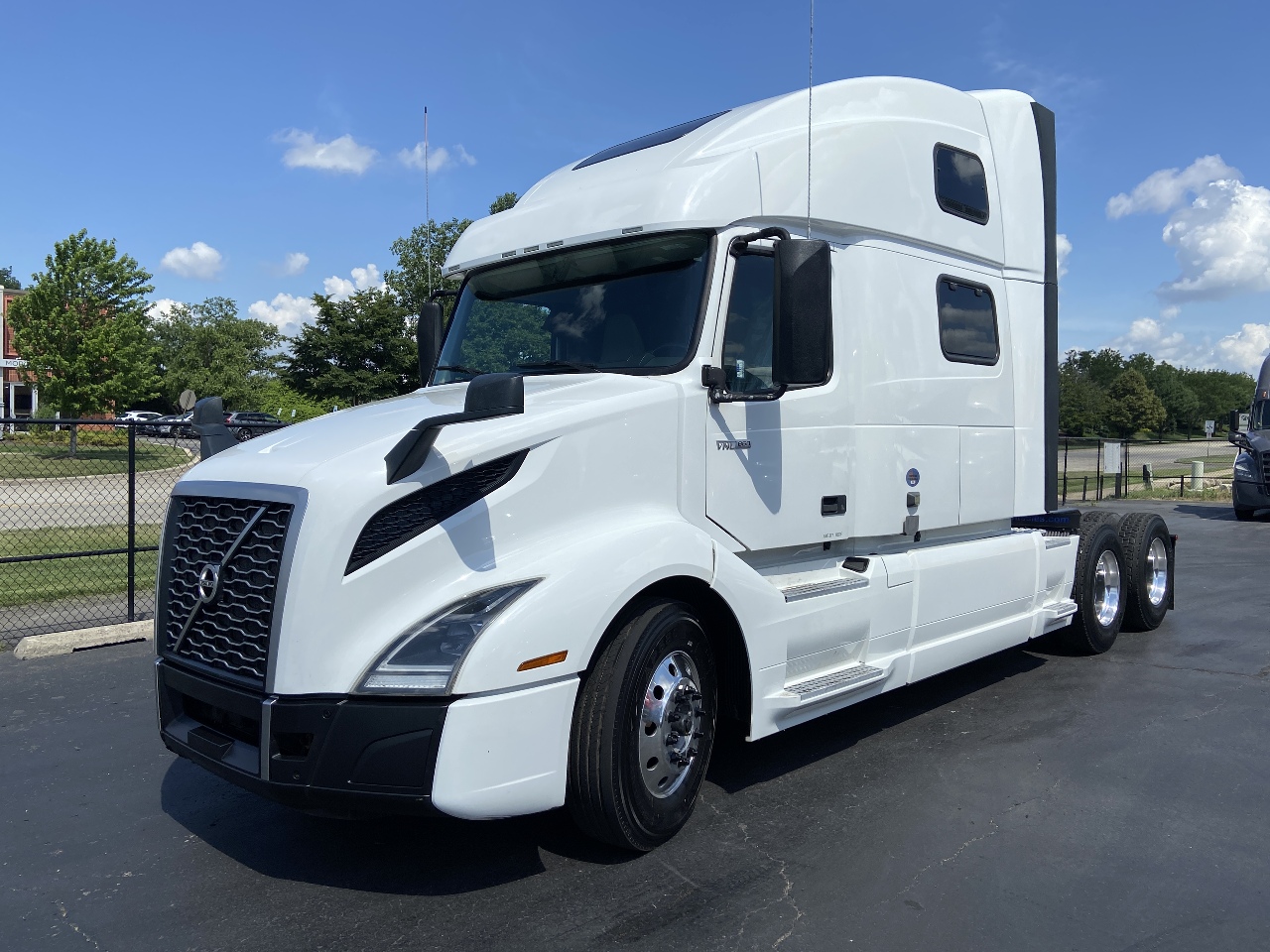 2021 VOLVO VNL64T860 Sleeper